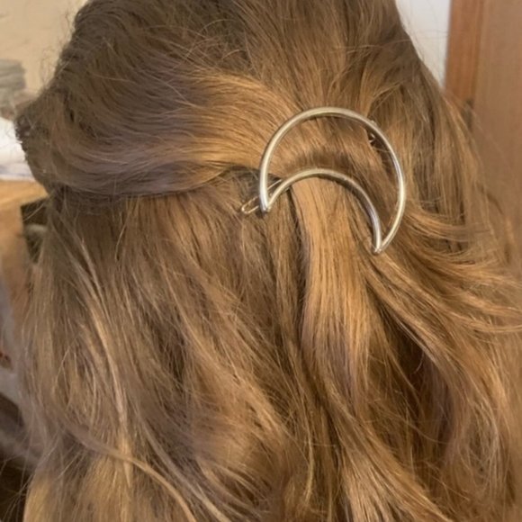 Brandy Melville Gold Metal Crescent Moon Hair Clip - Picture 4 of 6